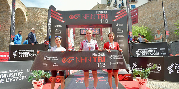 Jordi Montraveta y Zoe Leurs vencen en el Infinitri 113 Triathlon Peñíscola