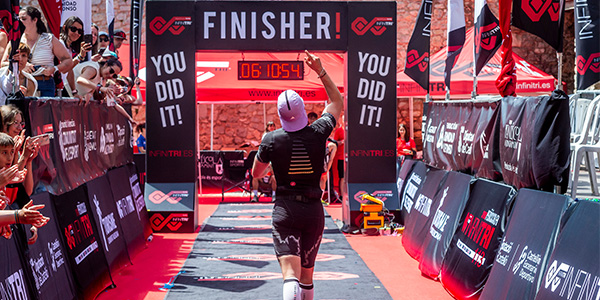 Elisabetta Curridori y Jordi Montraveta triunfan en un Infinitri 113 Peñíscola 2026 marcado por el récord de participación