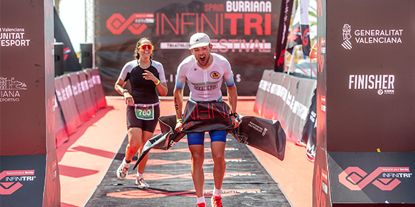 El V Infinitri Burriana Triathlon Festival bate todos los récords con 1.100 participantes y consolida su crecimiento
